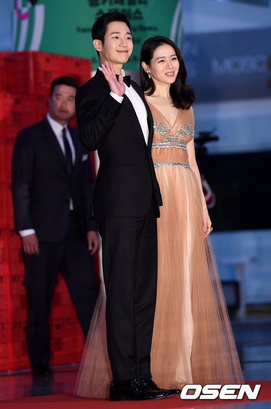 Thảm đỏ Baeksang 2018: Ngập tràn mỹ nhân, Chị Đẹp Son Ye Jin tình tứ nắm tay trai trẻ Thảm đỏ Baeksang 2018: Ngập tràn mỹ nhân, Chị Đẹp Son Ye Jin tình tứ nắm tay trai trẻ